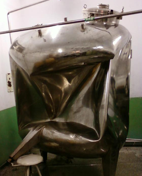 因操作不當(dāng)造成的罐體變形 因操作不當(dāng)造成的罐體變形